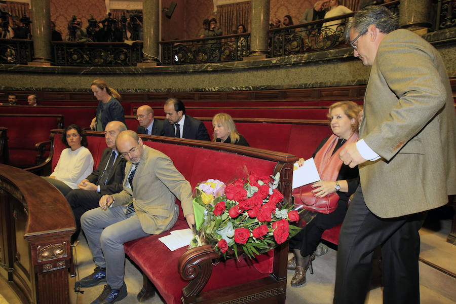 Fotos del Pleno extraordinario del Ayuntamiento de Valencia y del homenaje en el domicilio de Rita Barberá