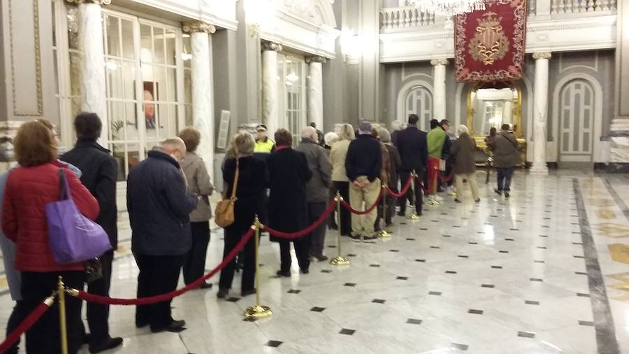 Fotos de las colas para firmar en el libro de condolencias dispuesto en el Salón de Cristal del Ayuntamiento de Valencia