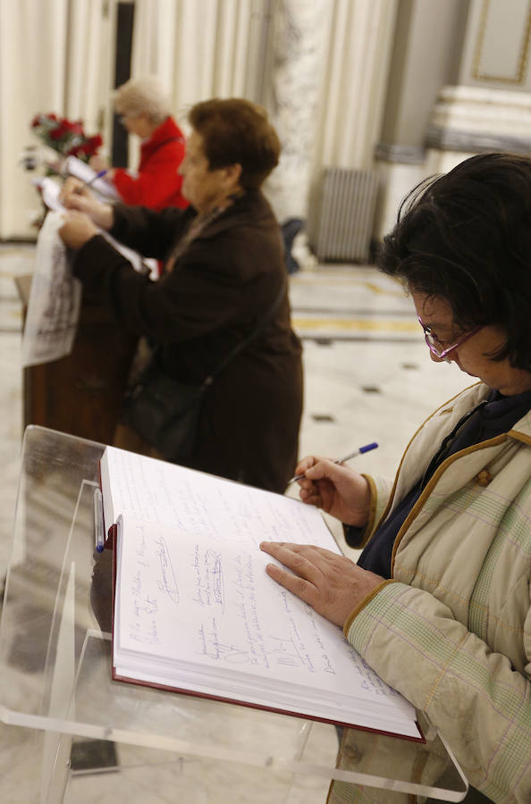 Fotos de las colas para firmar en el libro de condolencias dispuesto en el Salón de Cristal del Ayuntamiento de Valencia