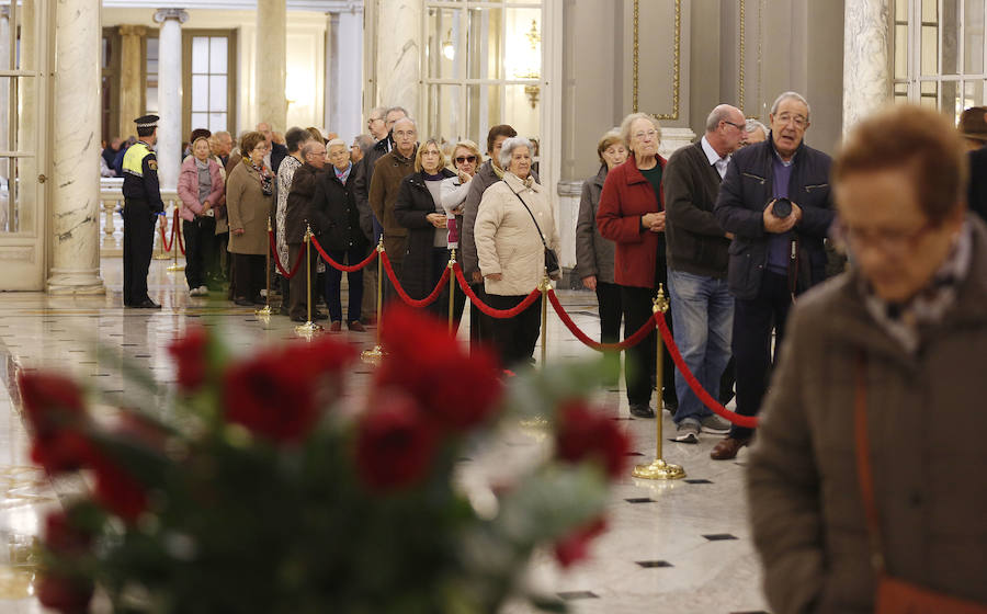 Fotos de las colas para firmar en el libro de condolencias dispuesto en el Salón de Cristal del Ayuntamiento de Valencia