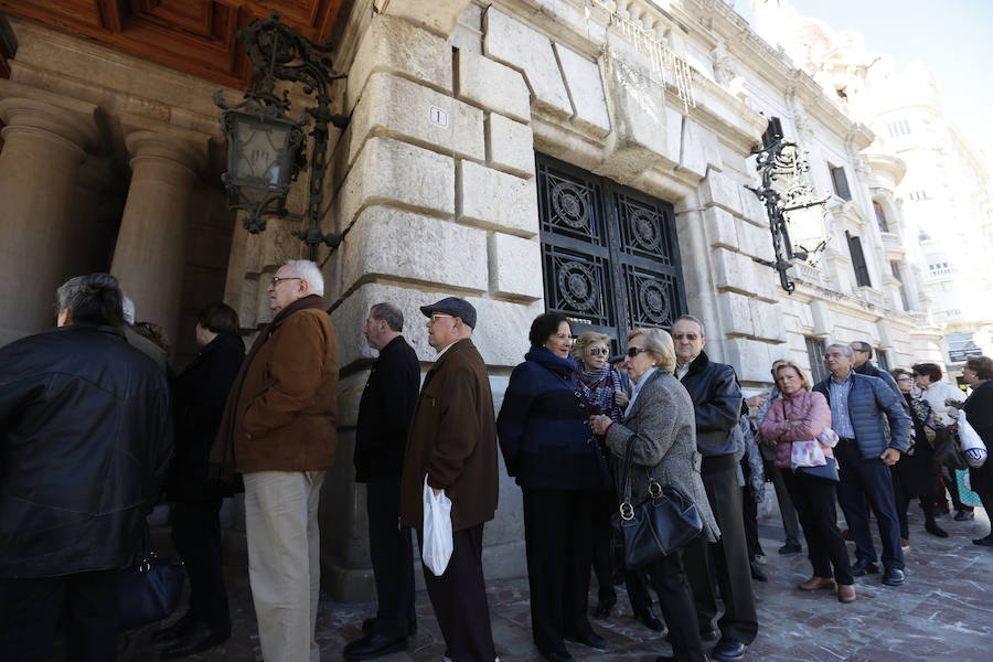 Fotos de las colas para firmar en el libro de condolencias dispuesto en el Salón de Cristal del Ayuntamiento de Valencia