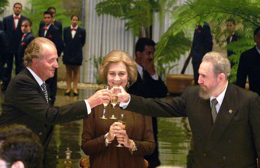 El rey Juan Carlos brindando con el presidente cubano, Fidel Castro,en presencia de la reina Sofia.