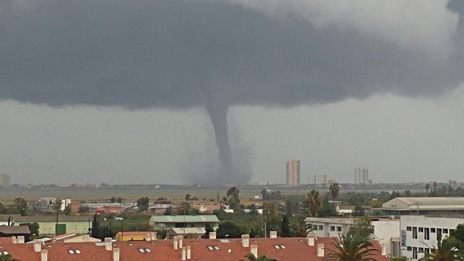 Fotos del tornado que se ha formado frente a Sueca y El Perelló