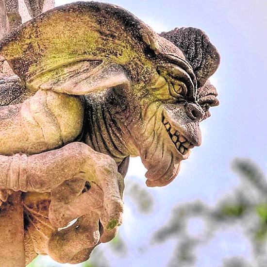 Un gremlin.. La iconografía gargolítica de la iglesia de Bethleem (Nantes) es tan peculiar como cinematográfica.