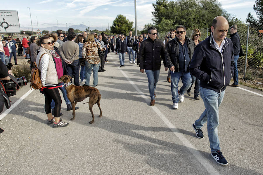Protesta animalista en la Protectora de Bacarot