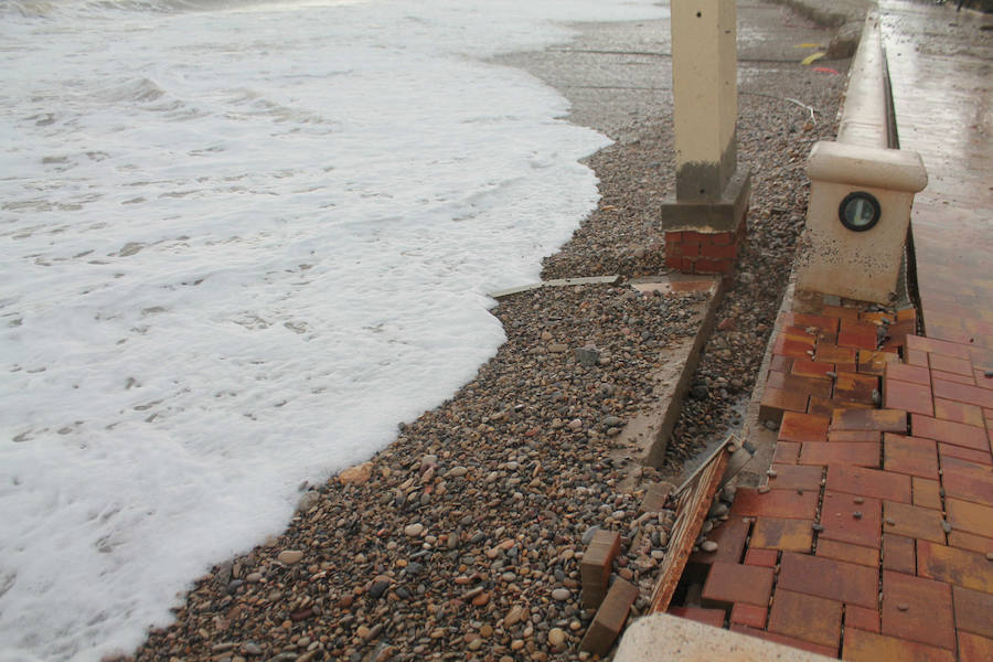 Fotos del paseo marítimo de Almenara tras la gota fría