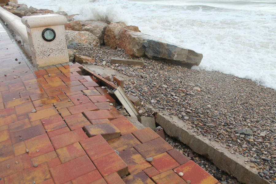 Fotos del paseo marítimo de Almenara tras la gota fría