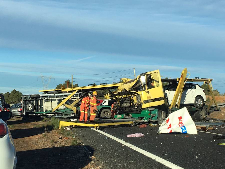 El accidente de un camión corta la A-3 en Villargordo del Cabriel