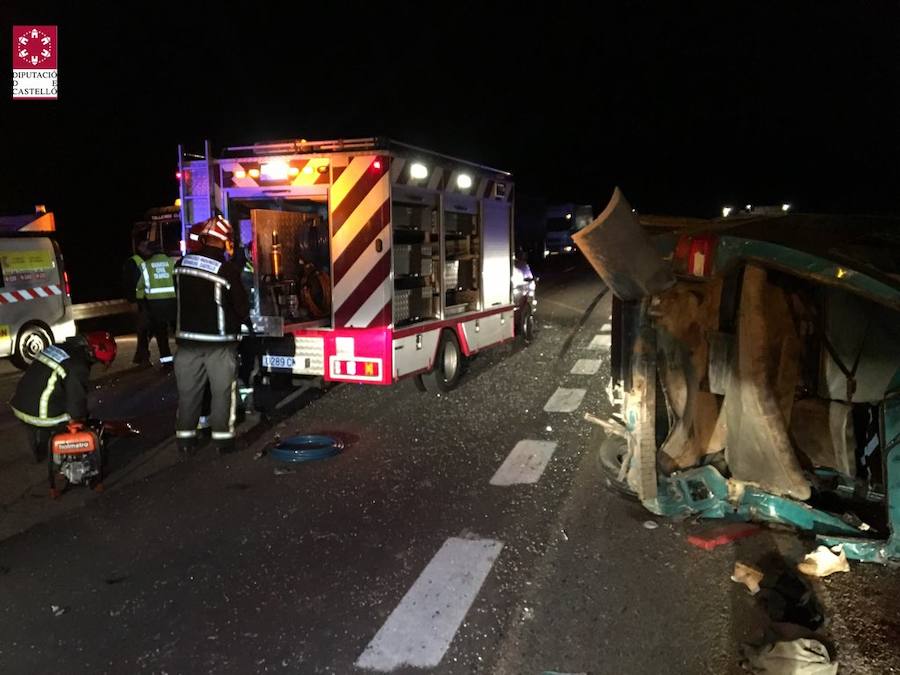 Trece heridos en un accidente entre una furgoneta, un camión y un coche en Torreblanca