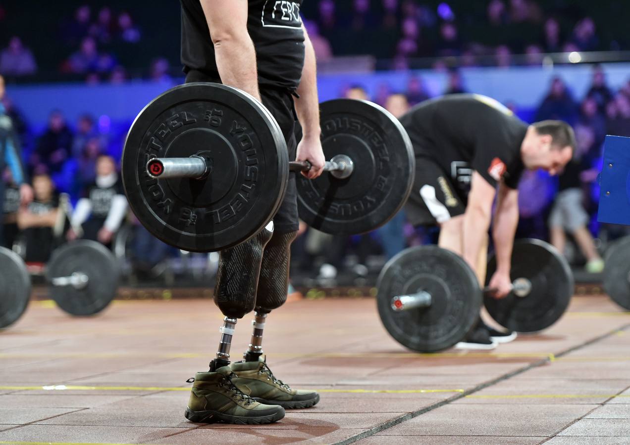 Héroes ucranianos. Competición de 'crossfit' llamada Juegos de los Héroes en Kiev, en los que participan una quincena de soldados ucranianos heridos en combates contra los separatistas prorrusos. / AFP PHOTO / Sergei SUPINSKY