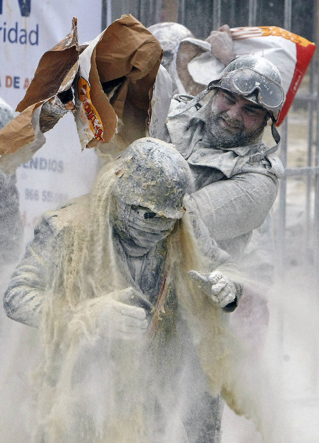 Fotos de la fiesta de &#039;Els enfarinats&#039; de Ibi