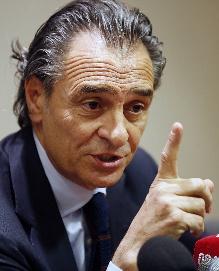 Fotos de la rueda de prensa de Cesare Prandelli tras su dimisión