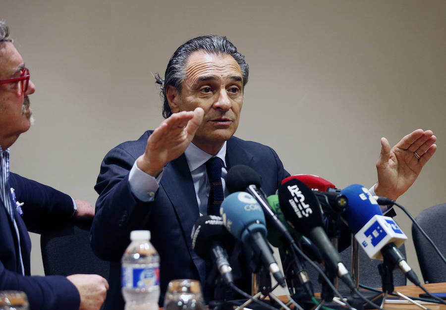 Fotos de la rueda de prensa de Cesare Prandelli tras su dimisión