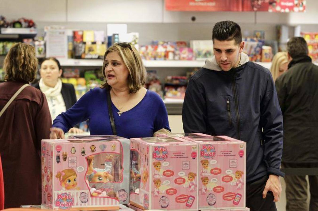 Los alicantinos apuran el tiempo para comprar los juguetes de Reyes