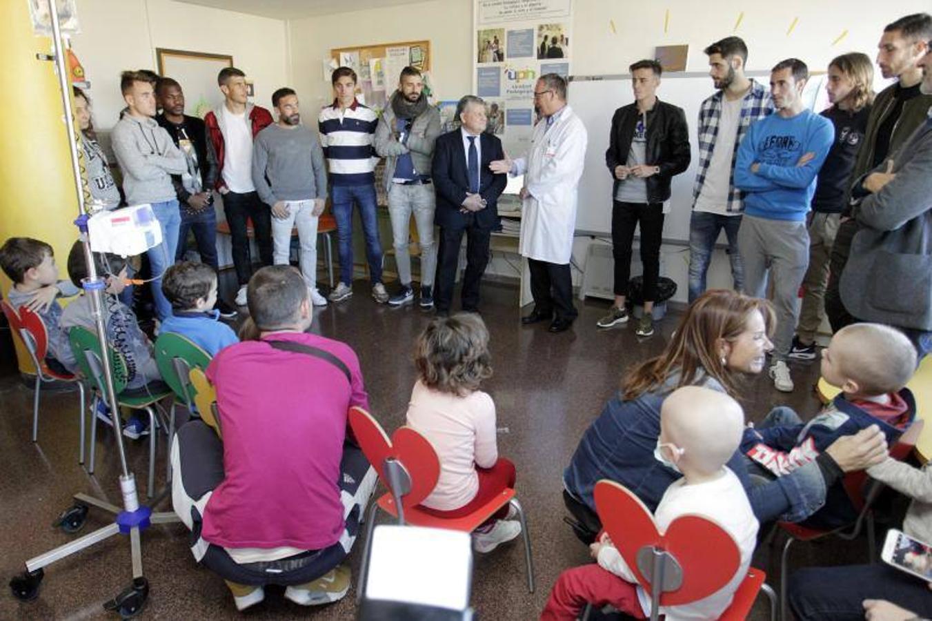 Los jugadores del Hércules visitan a los menores ingresados en el hospital