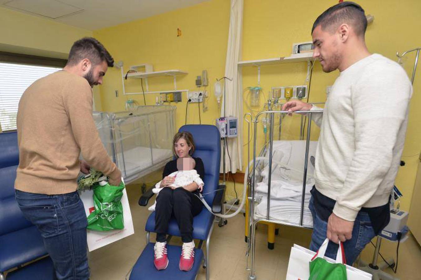 Los jugadores del Elche y la peña El Raval visitan a los menores ingresados