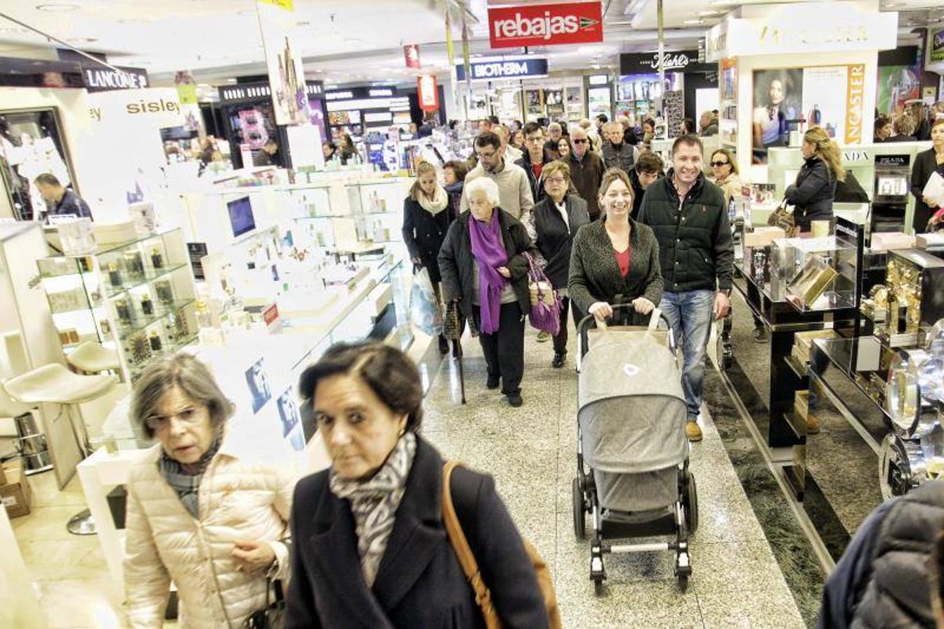 Fotos del primer día de rebajas de invierno en Valencia en 2017