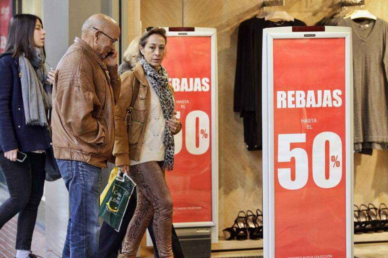 Fotos del primer día de rebajas de invierno en Valencia en 2017