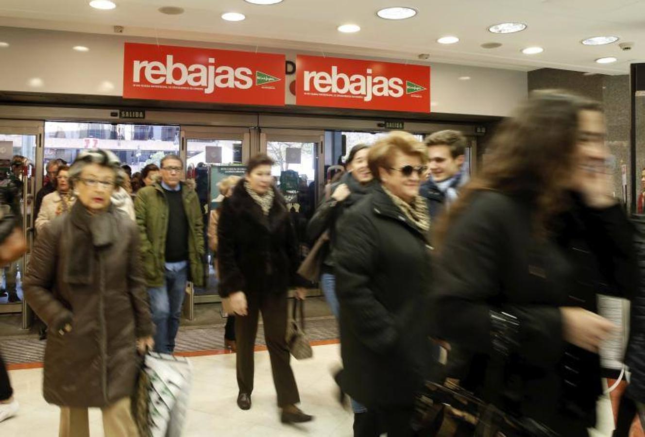 Fotos del primer día de rebajas de invierno en Valencia en 2017