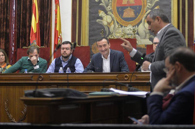 Las imágenes del pleno extraordinario del Ayuntamiento de Elche