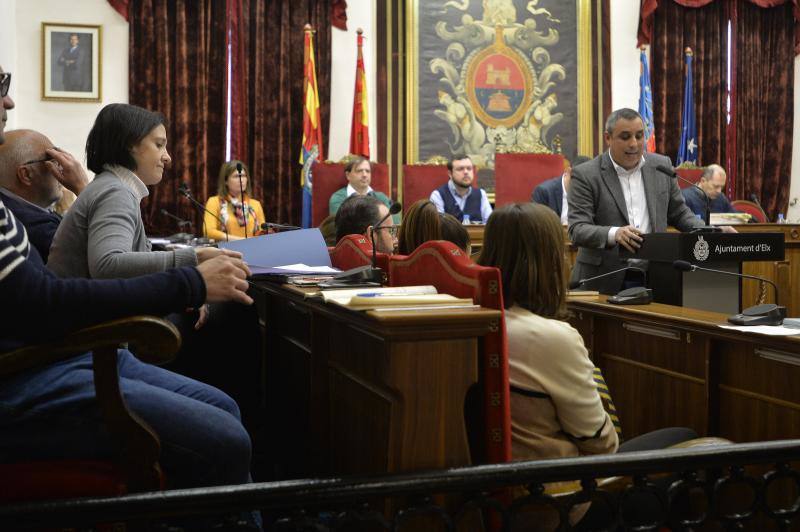 Las imágenes del pleno extraordinario del Ayuntamiento de Elche