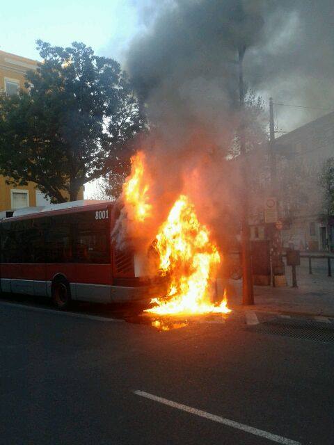 Fotos del autobús de la EMT que se ha incendiado en la avenida Peset Aleixandre de Valencia