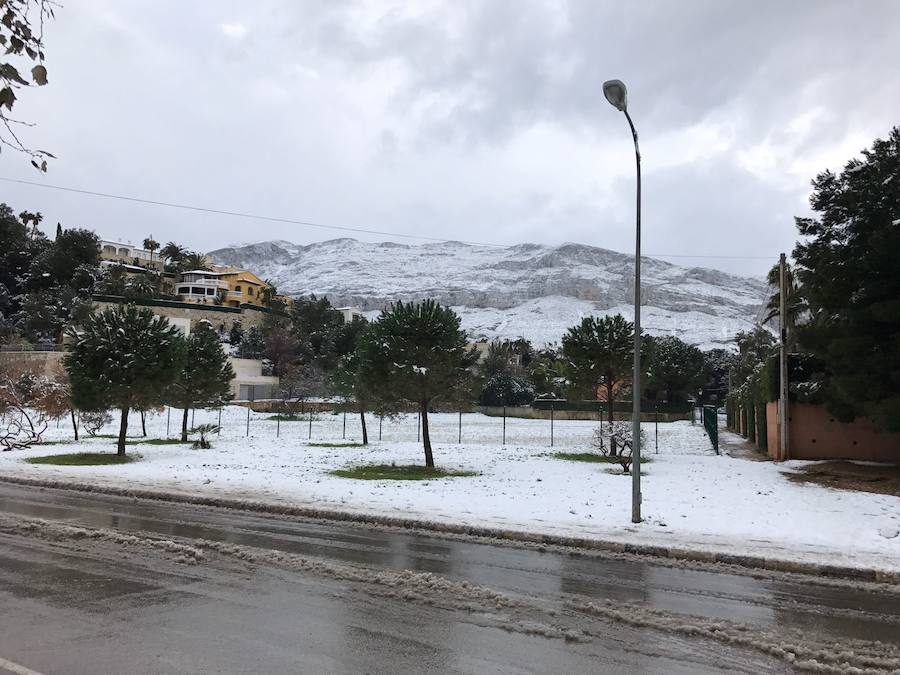 La nieve en Dénia y Xàbia se convierte en hielo