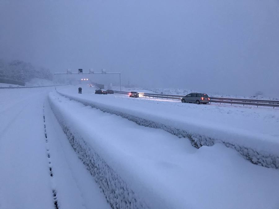 Carreteras con nieve en la Comunitat por el temporal de frío