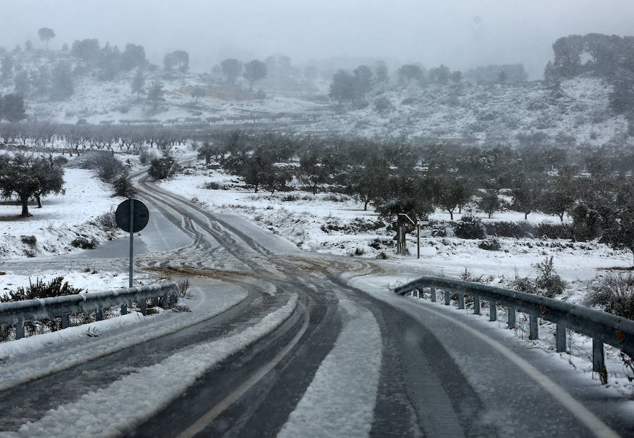 Carretera A35 y N-344 cerradas por la intensa nevada en Fuente la Higuera y Navalon.