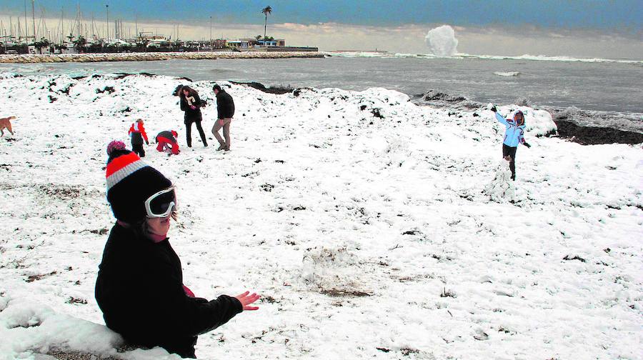 Los más pequeños aprovecharon ayer la supresión de la jornada escolar para acudir a la playa de Dénia a jugar con la nieve.