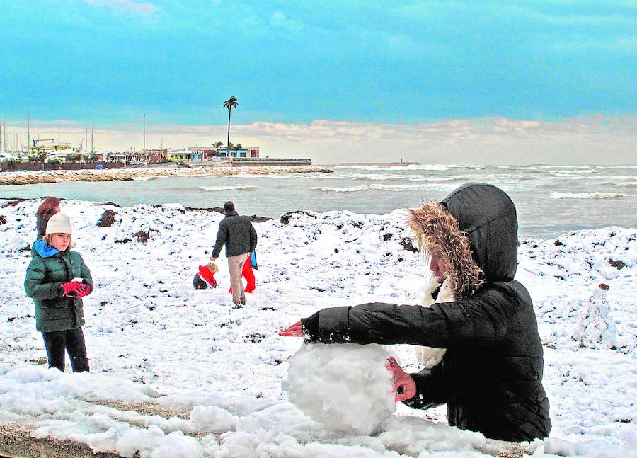 La nieve cubría ayer la playa de Dénia por primera vez desde 1983.