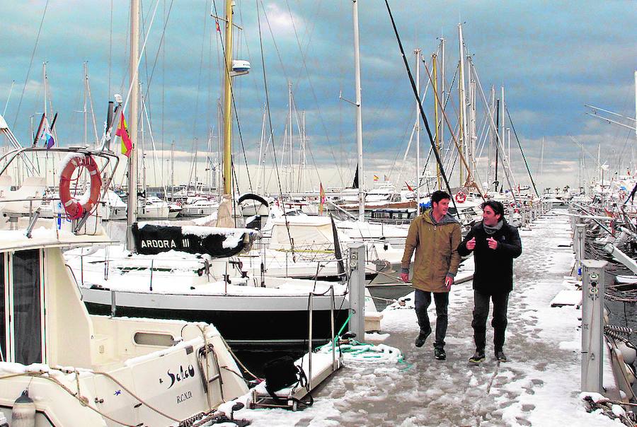 Los copos también cubrieron ayer el puerto de Dénia.