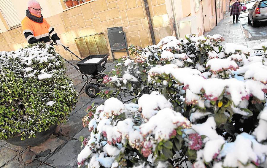 Un empleado municipal empuja una carretilla con sal por una calle de Bocairent.