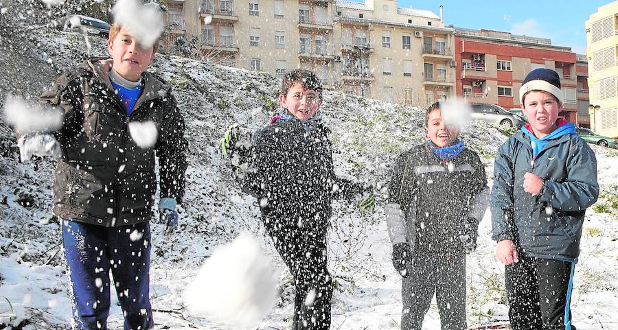 Unos niños juegan con la nieve en Albaida, ayer por la mañana.