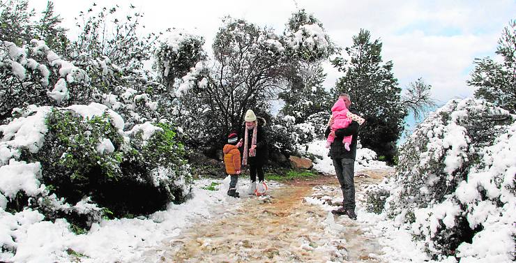 Una familia recorre la zona del Pare Pere en Dénia.