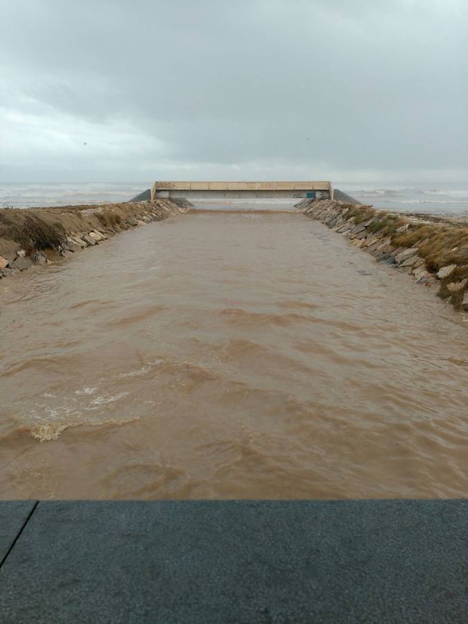 El temporal de lluvia y viento deja importantes desperfectos en las playas de Valencia