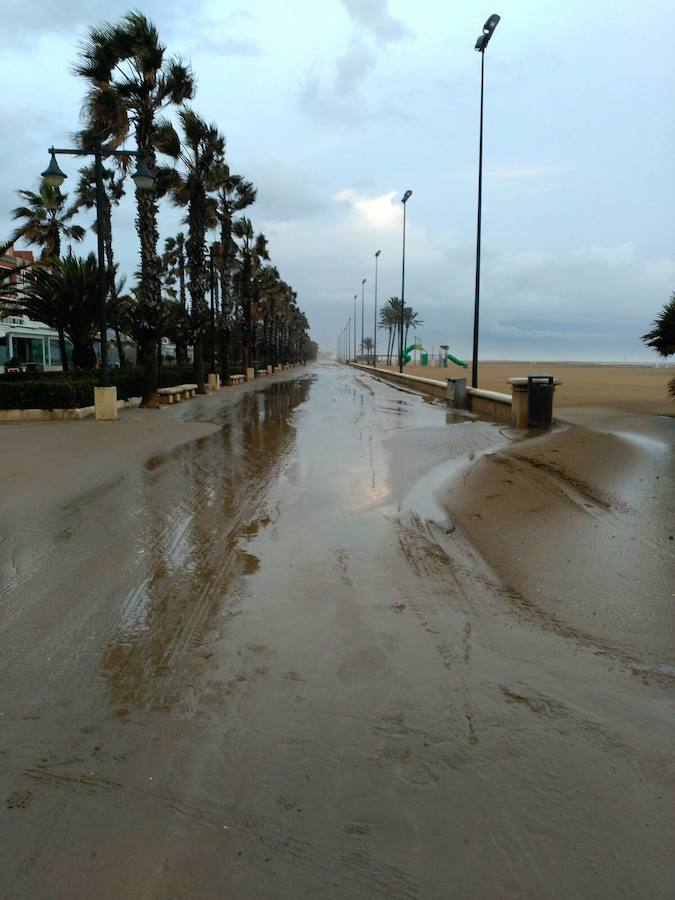 El temporal de lluvia y viento deja importantes desperfectos en las playas de Valencia