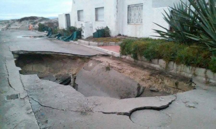 El dañado muro de la playa de El Saler tras una noche en vela