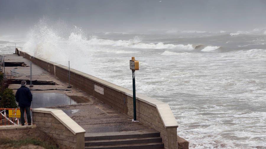El dañado muro de la playa de El Saler tras una noche en vela