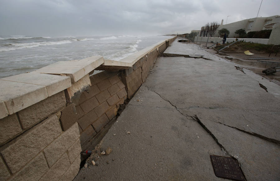 El dañado muro de la playa de El Saler tras una noche en vela
