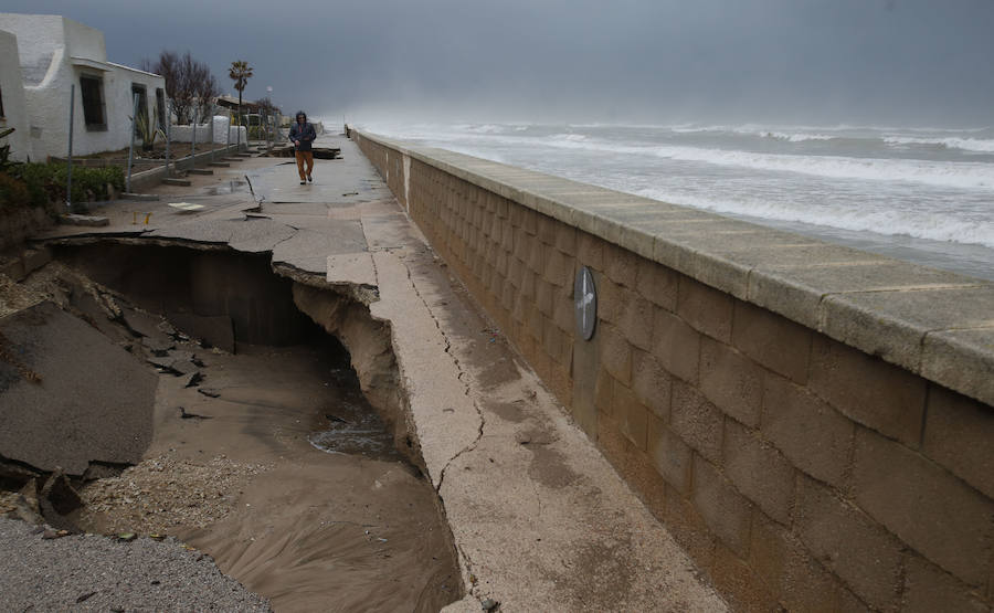El dañado muro de la playa de El Saler tras una noche en vela