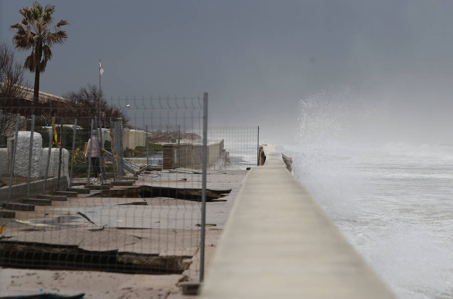 El dañado muro de la playa de El Saler tras una noche en vela