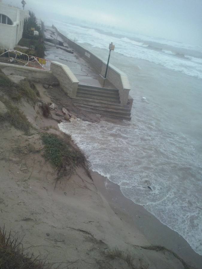 El dañado muro de la playa de El Saler tras una noche en vela