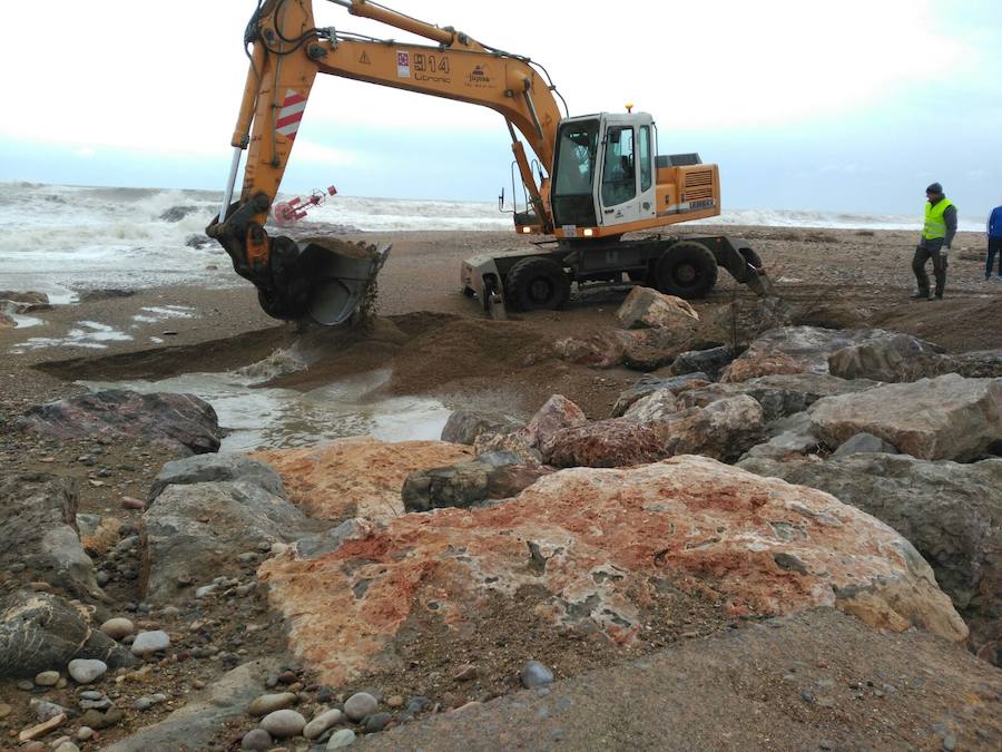 El temporal en el mar destroza paseos y calles en varios municipios de la Comunitat