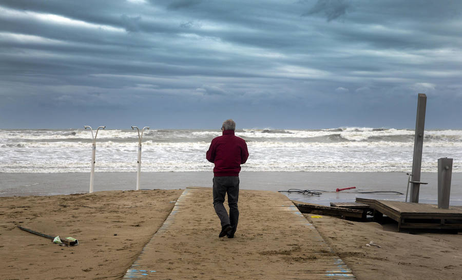 El temporal en el mar destroza paseos y calles en varios municipios de la Comunitat