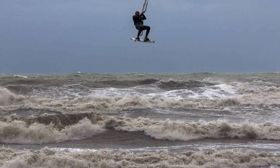 El temporal en el mar destroza paseos y calles en varios municipios de la Comunitat