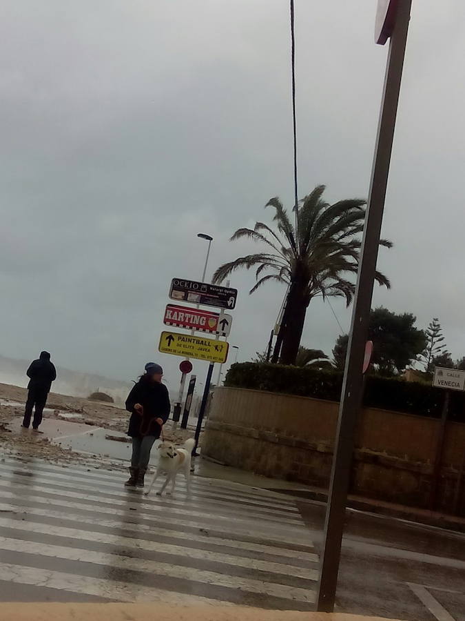 El temporal en el mar destroza paseos y calles en varios municipios de la Comunitat