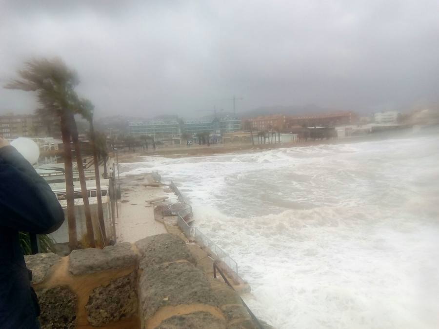 El temporal en el mar destroza paseos y calles en varios municipios de la Comunitat