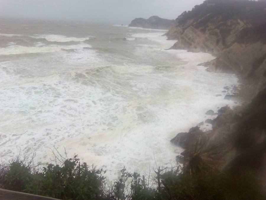 El temporal en el mar destroza paseos y calles en varios municipios de la Comunitat