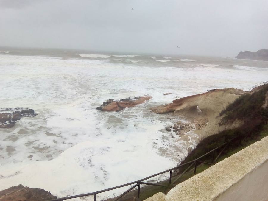 El temporal en el mar destroza paseos y calles en varios municipios de la Comunitat